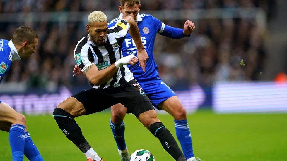 Newcastles Joelinton, till vänster, har åkt fast för rattfylla och klubben tvekar över att låta honom spela på söndag.
