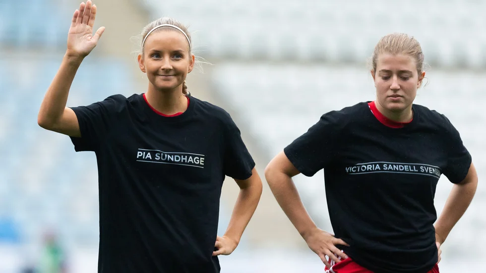 Ellinor Johansson vinkar hej till Uppsala fotboll. 