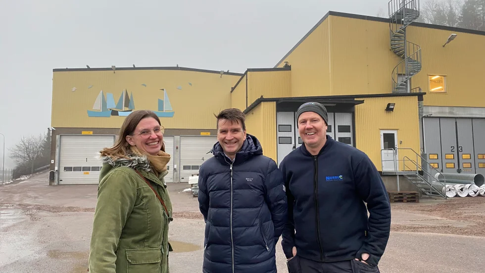 Nordic united coatings Johanna Björkman Nilsson, Peter Classon och Örjan Ljung på fabriksområdet. Bilden togs i januari 2023.