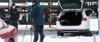 Misstänkt mordbrand och mordförsök i bostadsområde i Luleå • Polisens tekniker på plats: ”De undersöker en vit bil, en kombi”