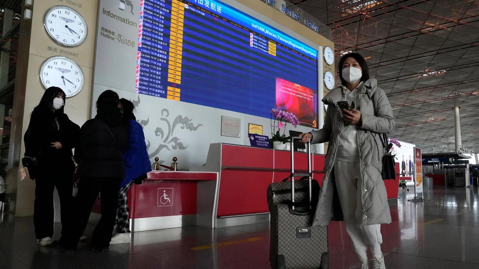 Passagerare på Capital airport i Peking. Från och med lördag krävs negativt covidtest för inresa till Sverige från Kina. Kinas ambassad i Stockholm anser att kravet är diskriminerande. Arkivbild.