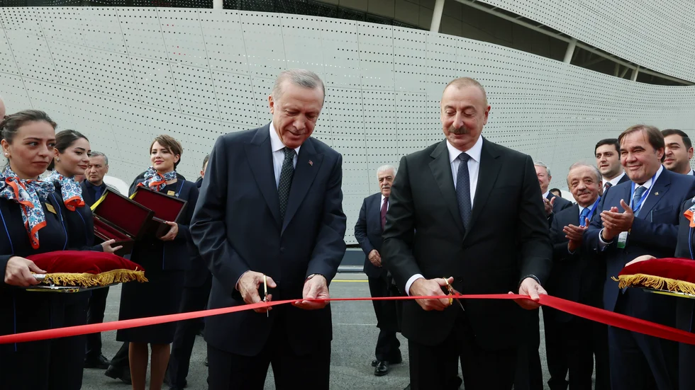 Turkiets president Recep Tayyip Erdogan och Azerbajdzjans president Ilham Aliyev klipper bandet vid invigningen av Zangilan, en azerbajdzjansk flygplats som byggdes i Nagorno-Karabach efter kriget 2020. Bild från oktober 2022.