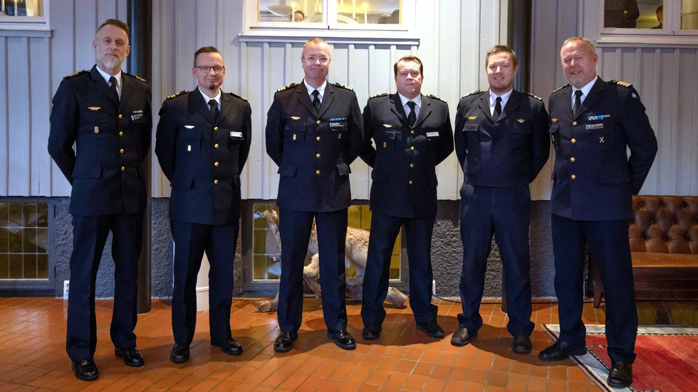 Mottagare av NOR flankeras av förbandsförvaltare Andreas Berglund (tv) och flottiljchef överste Carl-Fredrik Edström (th). Öyvind Storelv, Mikael Engman, Johan Lindahl, Stefan Kaarle.