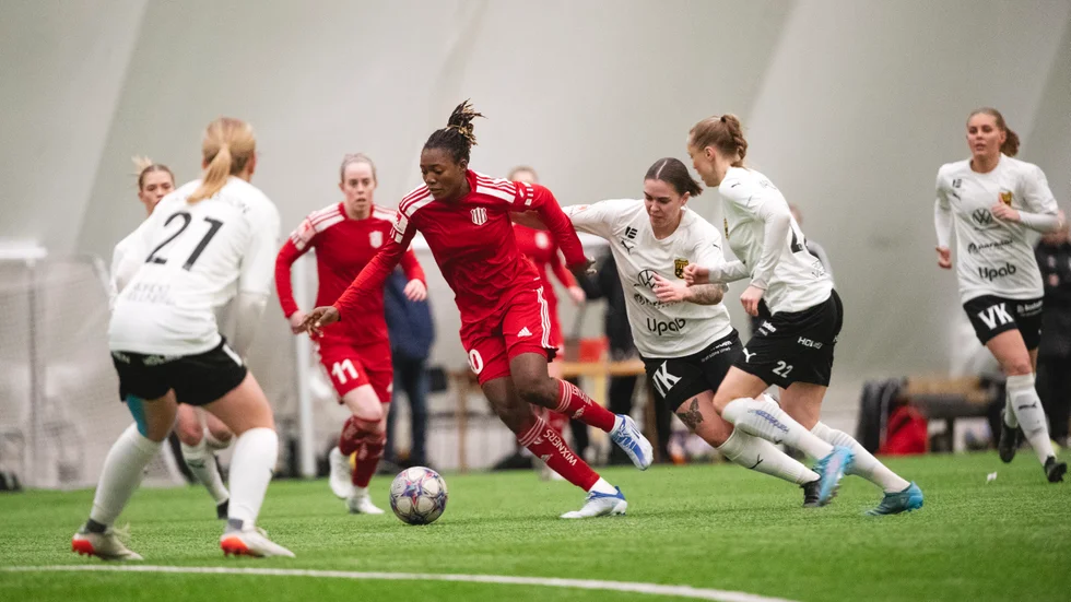 Anam Imo och PIF dam skulle mötte Umeå IK i en träningsmatch i helgen, men i stället kommer Bergnäsets AIK:s P16-gäng på besök i "ballongen". (Arkivbild)