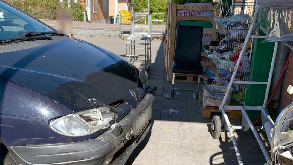 Den skadade mannen satt fastklämd mot metallställningen tills bilen backades undan.