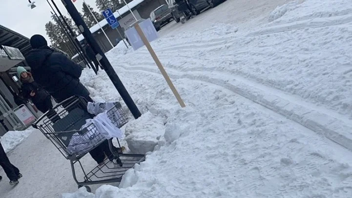 Skribenten tyckte det var en dålig idé att anordna en skidtävling på Solbackens handelsområde.
