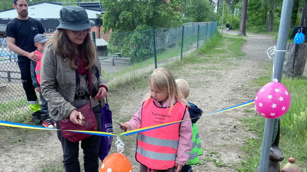 Juni 2022: Felicia Dahlström från Trollskogens förskola klippte bandet tillsammans med konstnären Amalia Årfelt. 