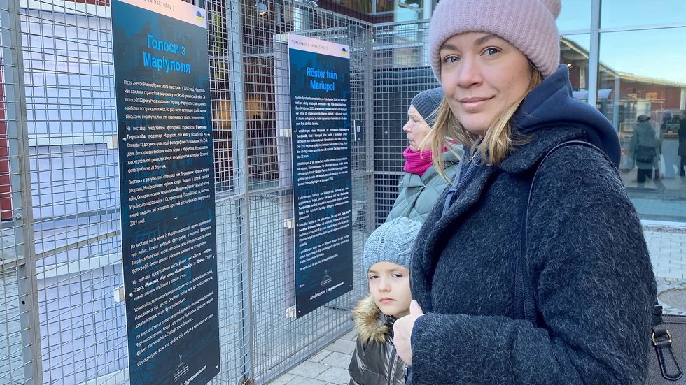 Rinata Kazak med sin dotter Alisa tittar på utställningen. Hennes hem i Ukraina har också bombats och förstörts. I Linköping har hon än så länge hittat ett nytt hem.