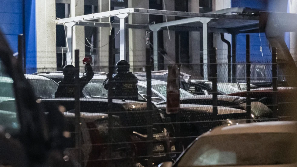 Polis, kriminaltekniker och bombtekniker på plats vid en bilfirma i Fosie i östra Malmö efter en detonation som skadade bilar och byggnad tidigt på tisdagsmorgonen.