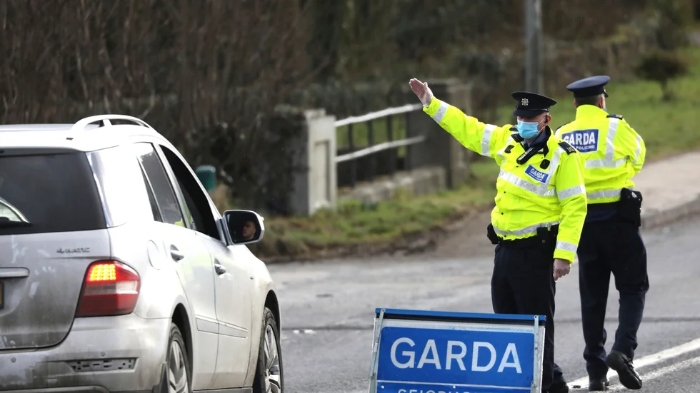 Irländska polisen, garda siochana, vid en vägkontroll i Ravensdale nära gränsen mot Nordirland.
