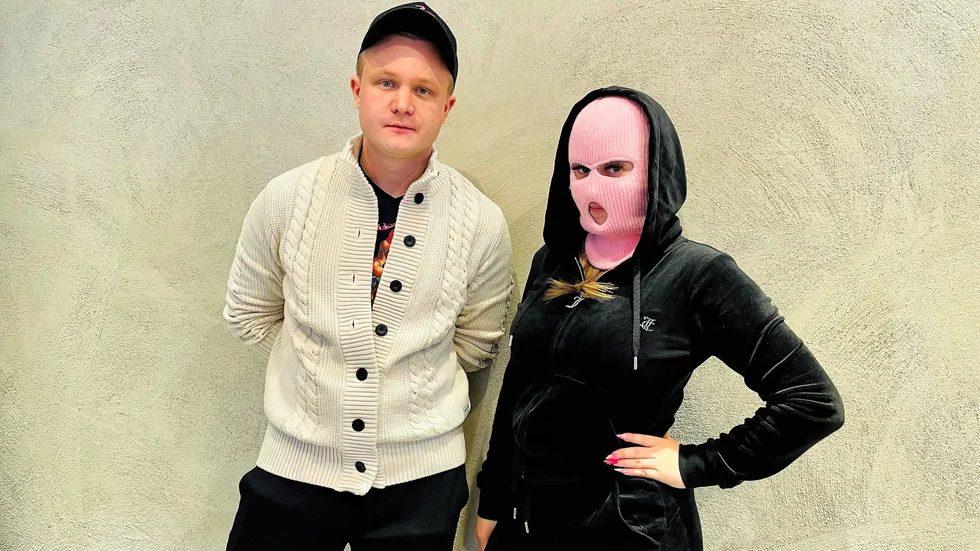 En avmaskerad Rasmus Gozzi med den än så länge anonyma Fröken Snusk. 