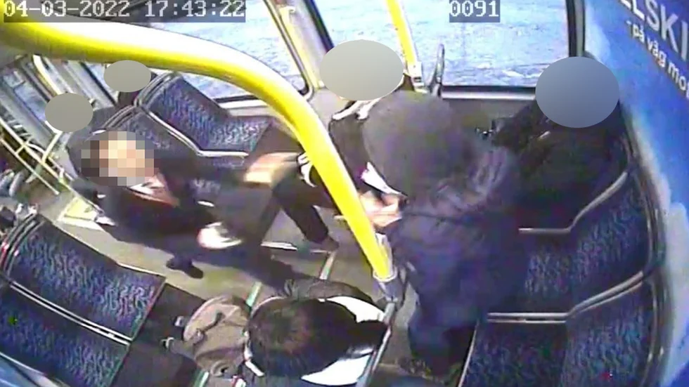 Här kommer busschauffören rusande mot pojken.