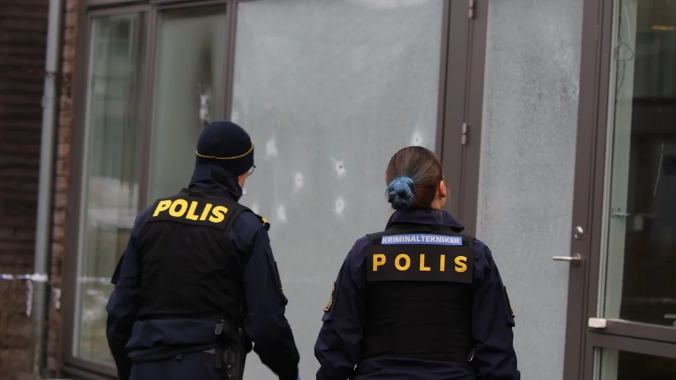 Ett stort antal skott sköts genom fönstren till bostaden i Fullerö. En man i 20-årsåldern är nu misstänkt för inblandning. 