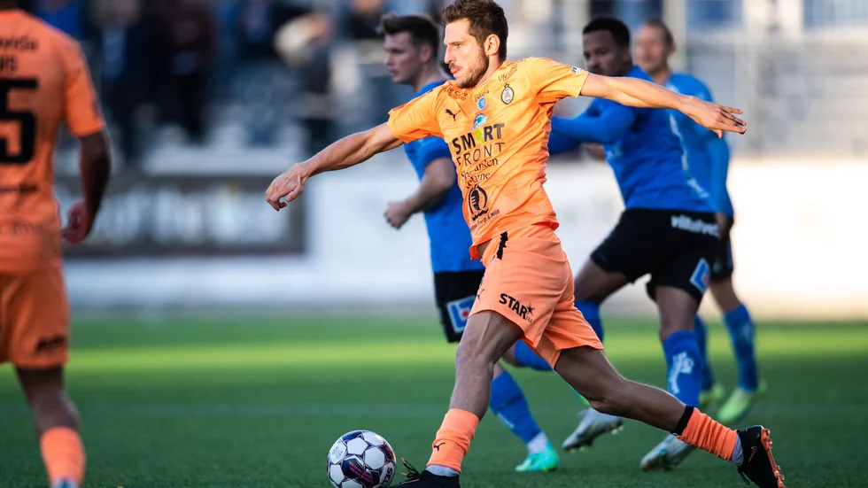 Anfallaren Ashley Coffey lämnar AFC.