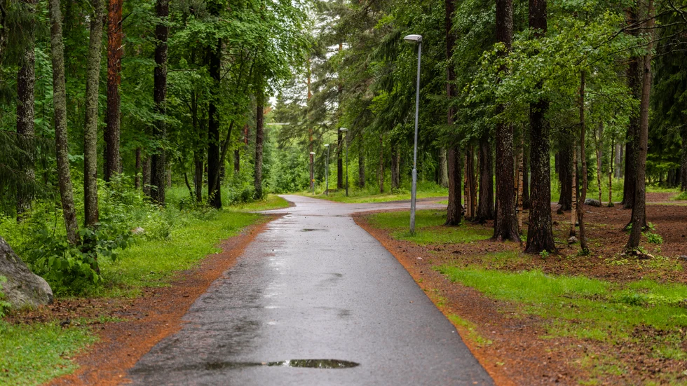 En cykelväg i närheten av Morö Backe skola där en minderårig flicka utsatt för mordförsök i början av juli.