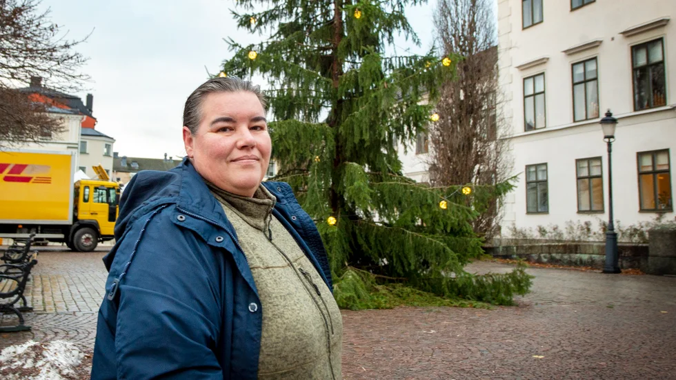 Annelie Sundström tycker att årets julgran saknar belysning: "Men vi får vara glada att vi har en gran", säger hon samtidigt. 