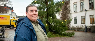 Årets julgran i Nyköping – får inte toppbetyg ✓"Gräslig" ✓"Ett skämt" ✓"Ser alkoholpåverkad ut" ✓Kommunen: Vanlig och gratis