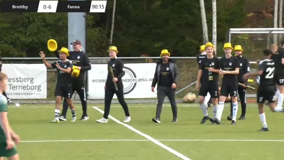 Fanna BK firar uppflyttningen till division tre. 