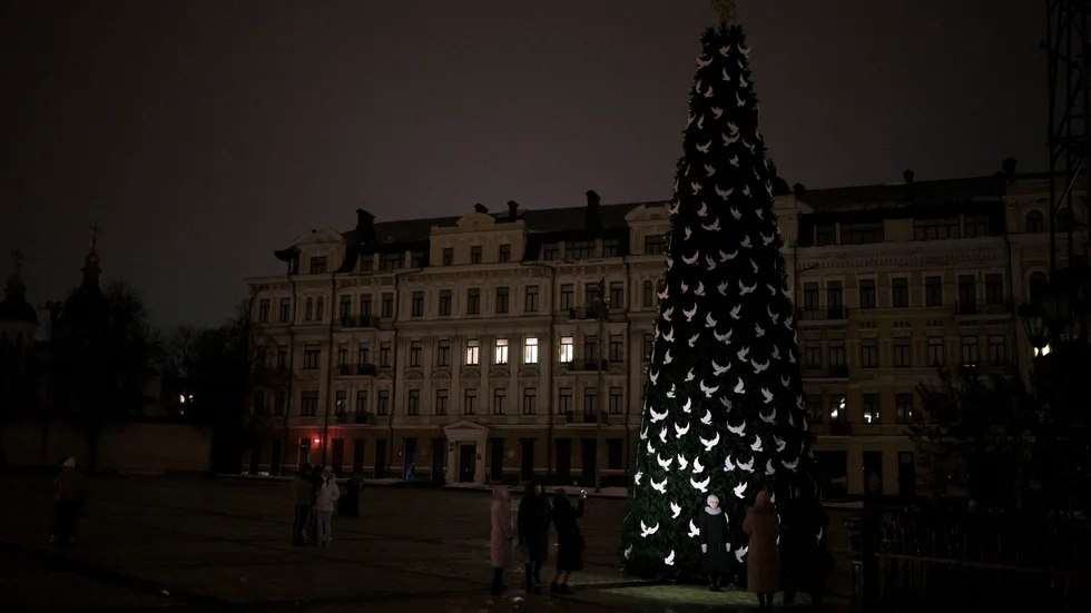Kiev präglas av strömavbrotten. Ukrainare samlas ändå kring julgranen dekorerad med fredsduvor.  