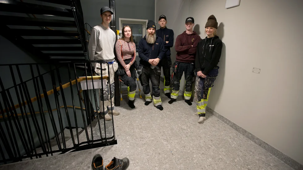 Eleverna Linus Johansson, måleri, Lova Svensson, Tim Fahlman, Carl Överhem och Olivia Lindbäck, mur och plattsättning, här tillsammans med läraren Jocke Lundqvist (i mitten) har jobbat för att färdigställa det första elevbygget på Berget.
