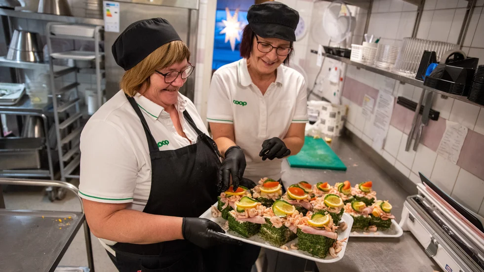 Susanne Lilja, 58, och Maria Magnusson, 56, arbetar i Coop Finspångs restaurang: 
"Arbetsmässigt har 2022 varit riktigt bra och vi har ökat massor på cateringsidan. Att vi slipper pandemin för gott och kriget i Ukraina får ett slut är mina förhoppningar inför 2023", säger Susanne. 
"Att ekonomin blir bättre, att el- och räntekostnader går tillbaka lite, vore också bra 2023", säger Maria.
