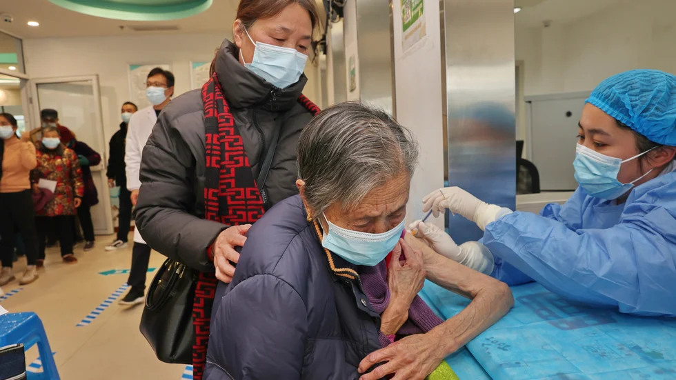 Kina har övergett noll-covid-politiken. Nu talar det mesta för att smittspridningen ökar. På bilden en vaccination i Nantong den 9 december.