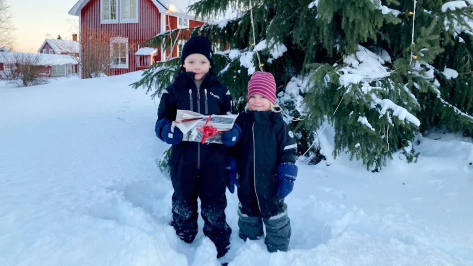 Lias och Lisen Westerlund hittade julklappen. 
