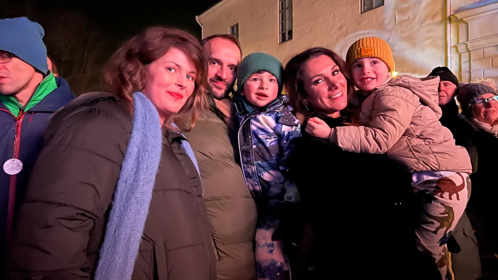 Kusinerna Ilyas Buttros (mitten) och Noah Palm (till höger) är båda fyra år gamla. Deniz Buttros med maken Peter Buttros berättar att det vankas middag med Bianca Palm (näst längst till höger) efter firandet på Borggården. Det väntas bli en lugn kväll, kanske är inte alla uppe till tolvslaget. Men 4-åriga Ilyas har åtminstone planer för morgondagen: "Vi ska gosa!"