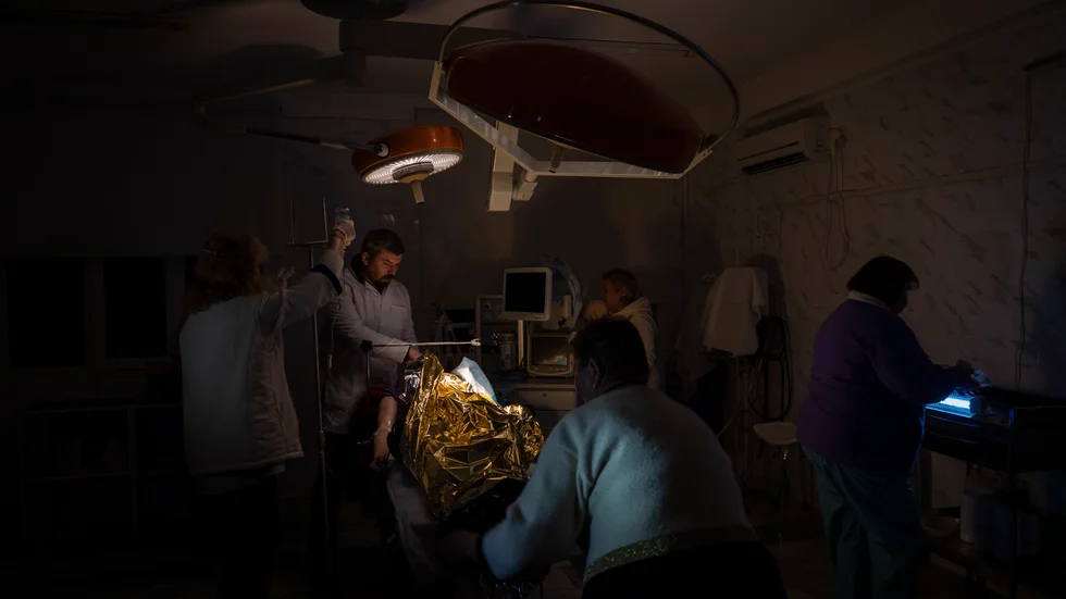 Läkarna opererar en 13-årig pojke med bara pannlampor som ljuskälla.