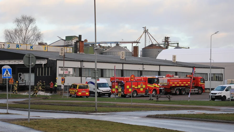 En gasflaska kastades genom ett fönster på lördagsmorgonen, varpå räddningstjänsten kallades till platsen.