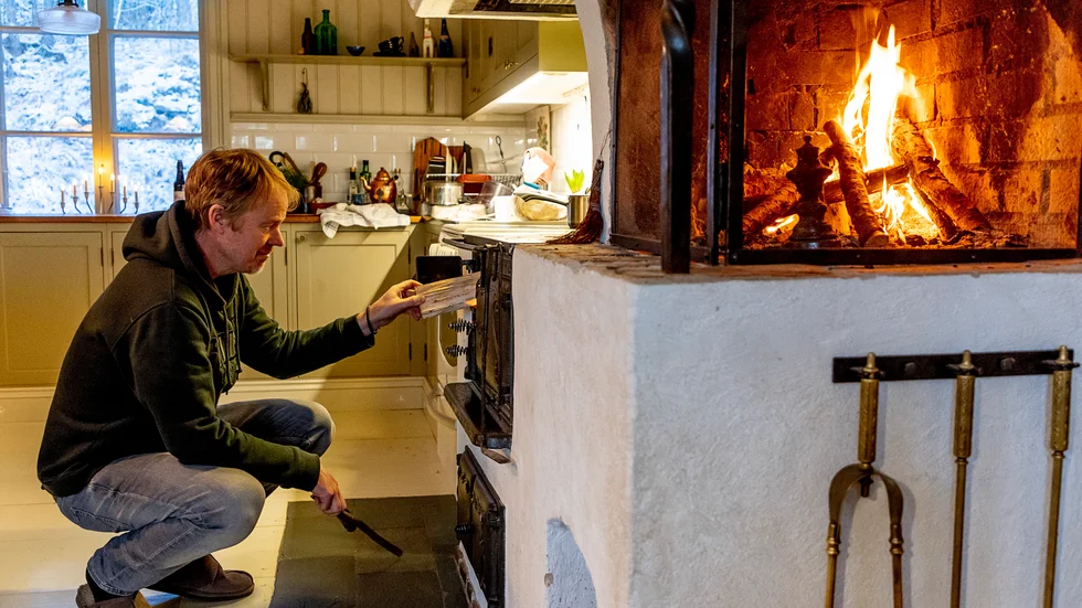 Daniel Jones är intresserad av byggnadsvård. För honom var det självklart att köket skulle förses med en vedeldad järnspis när de byggde sitt hus för 15 år sedan.