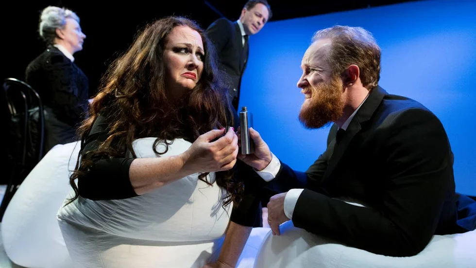 kammarspel. Annika Isaksson som Tora Teje och Harry Friedländer som fotografen Julius Jaenzon. I bakgrunden Nargareta Niss som Selma och Björn Wahlberg som Victor Sjöström.