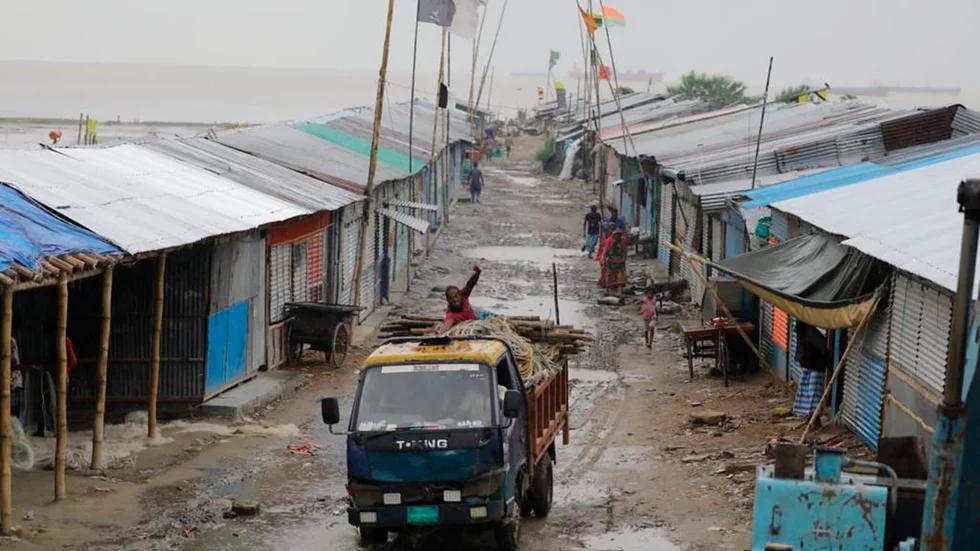 Lokalbefolkning evakueras i Patenga i Bangladesh på måndagen.