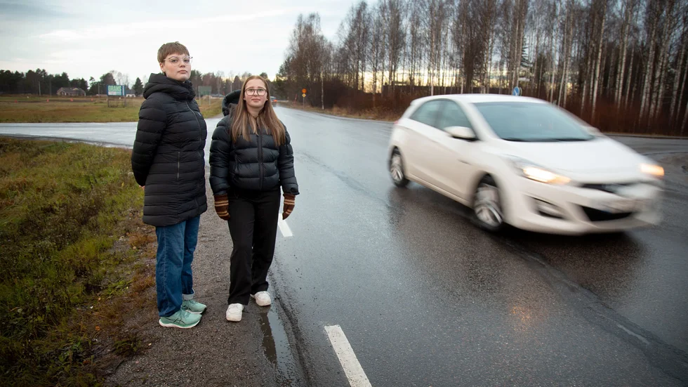 Selma Kenttä och Aline Eriksson, elevskyddsombud på Grans naturbruksgymnasium kräver att Trafikverket och Piteå kommun gör något åt den farliga korsningen på Nya Älvvägen så att gymnasieeleverna kan ta sig till och från skolan på ett säkert sätt. 
