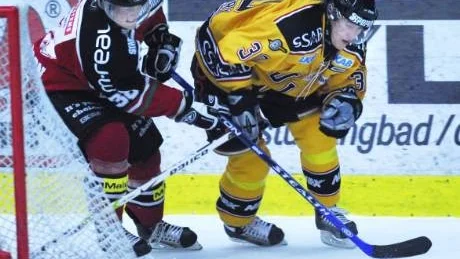 MÅLSKYTT. Linus Omark tryckte in 2-2-målet men var ändå bitter efter förlusten i sudden death.