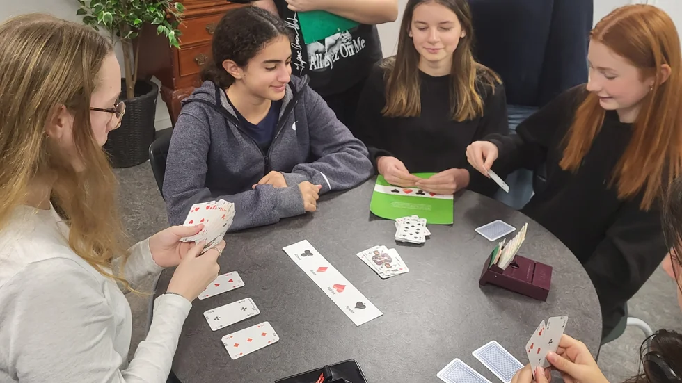 Under lunchrasten får elever på Lärande grundskola Östra, lära sig spela bridge om de vill. Från vänster Linnea Hermelin, Matilda Mousa, Felicia Wikengård och Isabella Högne.