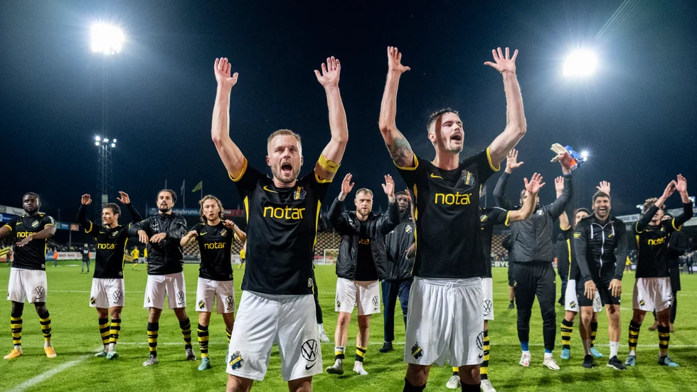 AIK:s Sebastian Larsson, till vänster, och Mikael Lustig hyllades av tillresta supportrar efter sin sista bortamatch i karriären som slutade med seger.