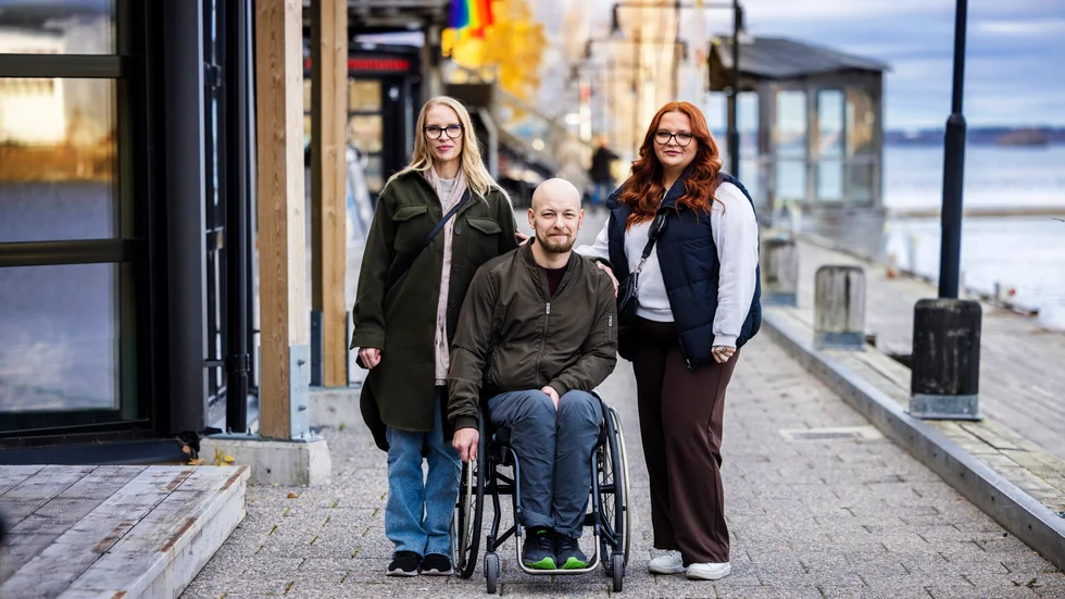 Emilia och Eva dök upp just när Tomas gett upp hoppet och trodde allt var över. De fanns vid hans sida tills räddningstjänsten kom.