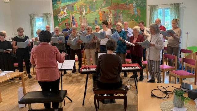 Kyrkokörerna repeterar inför konserterna i Mörlunda och Söderköping.