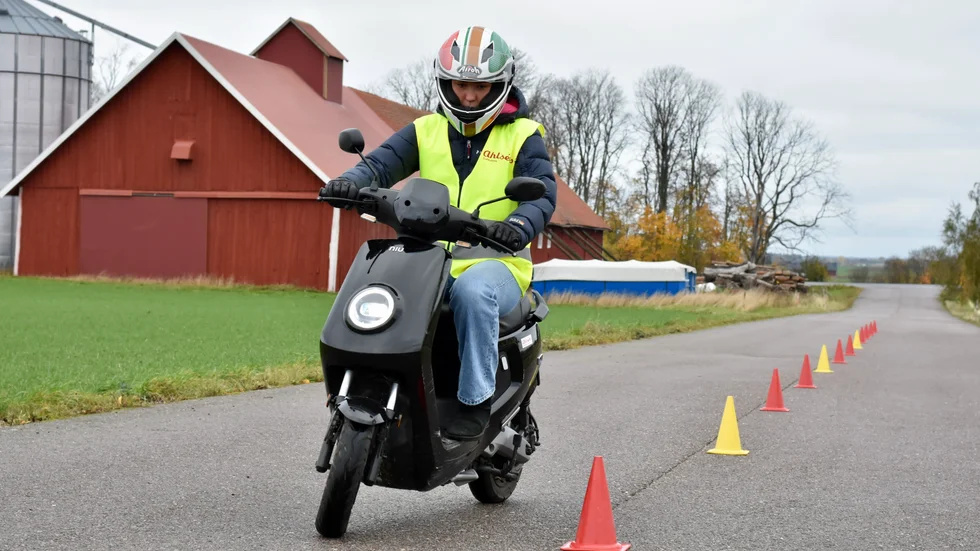 Line Strand sicksackar moppen genom konerna. Men när hon fått körkortet är det A-traktor som gäller.