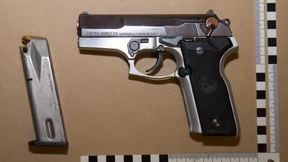 Ett av de vapen som polisen fann vid husrannsakningarna.