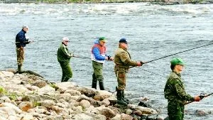 måste återvända. Roland Lång hoppas att något görs åt reglerna som reglerar laxfisket i östersjön. " Man måste bestämma att minst si och så många laxar måste få få återvandra till älvarna, och det antalet måste sättas relativt högt", säger han.