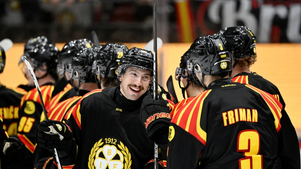 Hannes Björninen med sitt bredaste leende efter att ha avgjort straffläggningen för Brynäs.