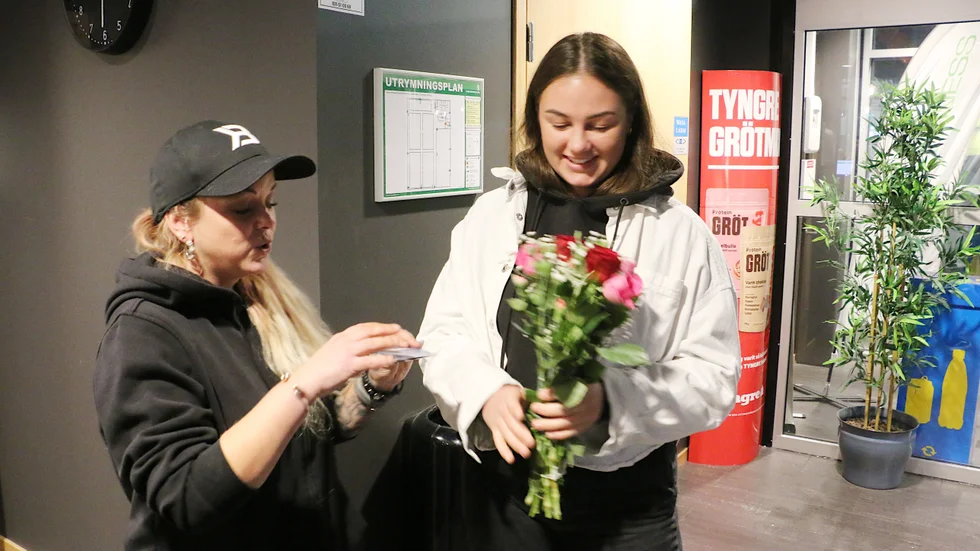 Sofia Svallin gratulerar och uppvaktar Emmy Bjerkert för hennes civilkurage. När hon hamnade mitt i Cooprånet, passade hon på att ta bilder av rånarna. Det var först efteråt hon fick veta att en av rånarna haft kniv på sig.