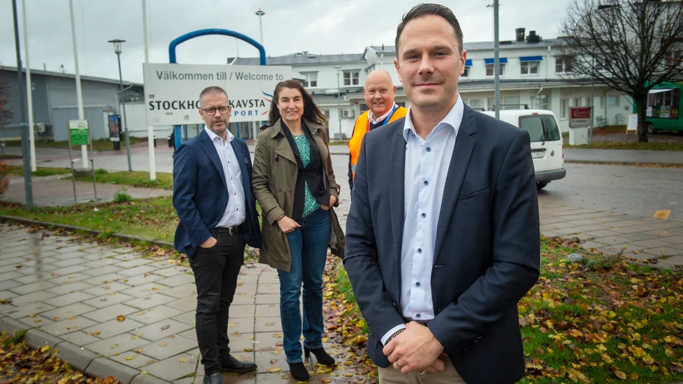 "Det här är ett drömjobb", säger Jesper Fredmark om att han blir vd för Skavsta flygplats. Uppdraget blir att utveckla Skavsta till en "riktig" flygplats. I bakgrunden: Dieter Sand, Maria Karlsson och Kjell-Åke Westin, som alla ingår i ledningen för Arlandastad eller Stockholms Skavsta flygplats.