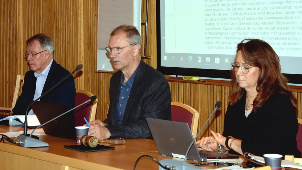 Bo Andersson (nämndsekreterare), Sven Nordlund och Charlotte Sundqvist vid utbildningsnämndens sammanträde där besluten om förskolesatsningar i byar togs.
