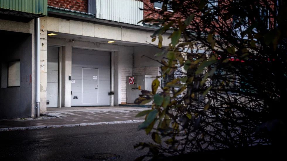 Vid den här garageporten på Prästgårdsgatan tog mannen kontakt med 92-åringen för första gången.