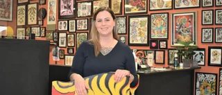 Från kommunanställd till tatuerare – Elin Fossland älskar den kreativa friheten: ”Jag har aldrig ångrat mig”