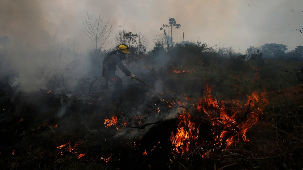 Ett varmare klimat ökar risken för skogsbränder. Här en brand i Amazonas, Brasilien. Arkivbild.