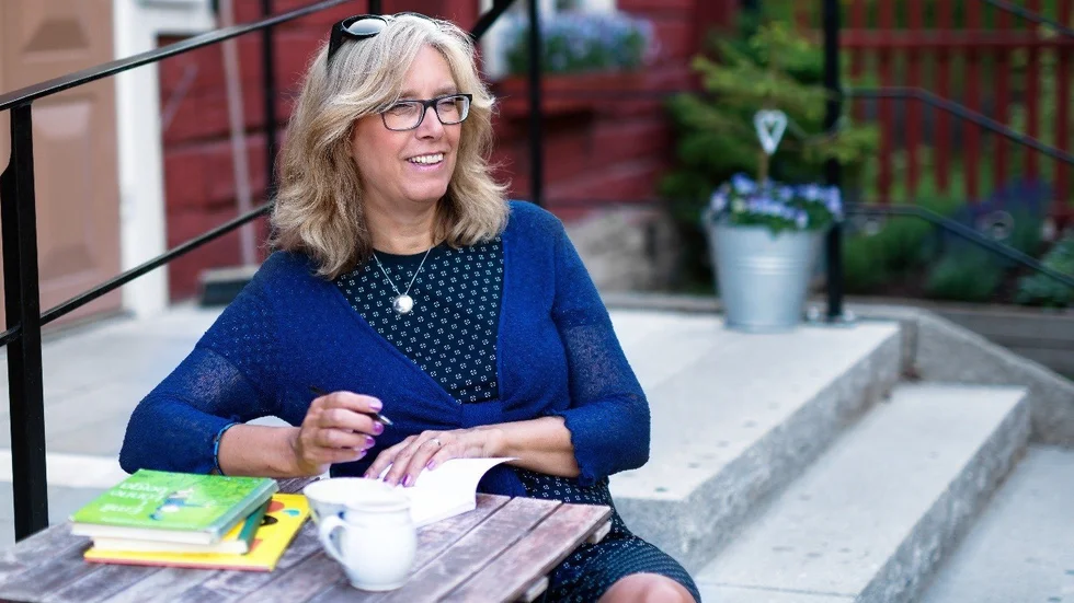 Kristina Collén har tidigare skrivit barnböcker, men släpper nu sin första bok för vuxna i och med "Rosenträdgården" som är en deckare i "feelgood-genren". 